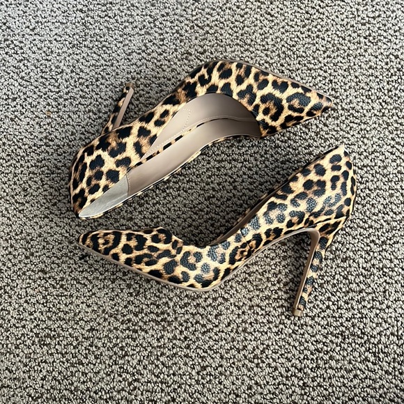 Neiman Marcus Shoes - NWT Neiman Marcus pumps